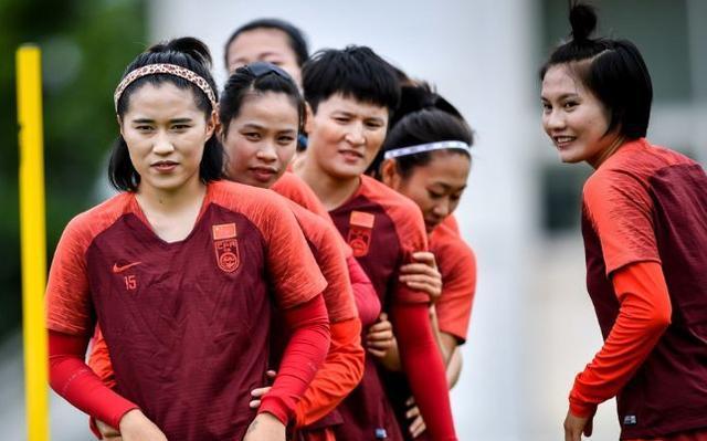 中国队鏖战德国队，黄鸭组合点燃赛场